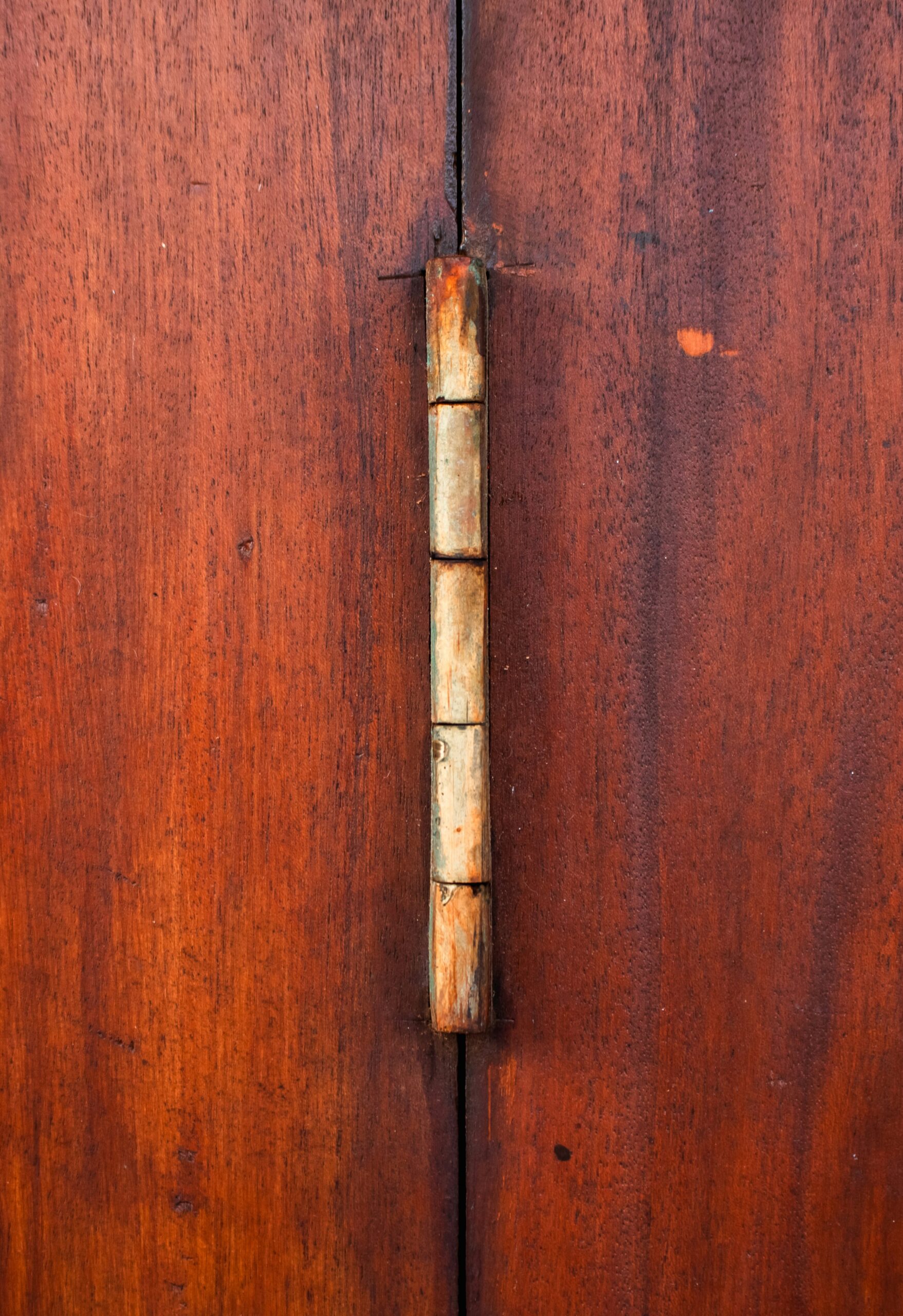 zoshua-colah-5dDAPxU-E_4-unsplash Piepende (deur)scharnieren laten maken